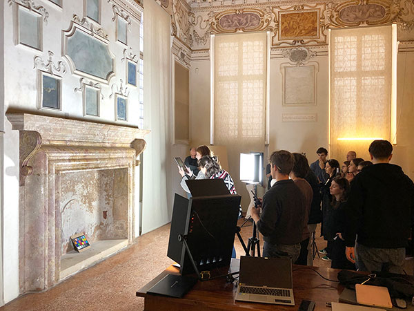 Gli studenti dell’Università di Bologna al lavoro su uno dei camini di palazzo Barbarano a Vicenza.