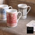 Kit di tre tazze in ceramica e sottobicchieri.