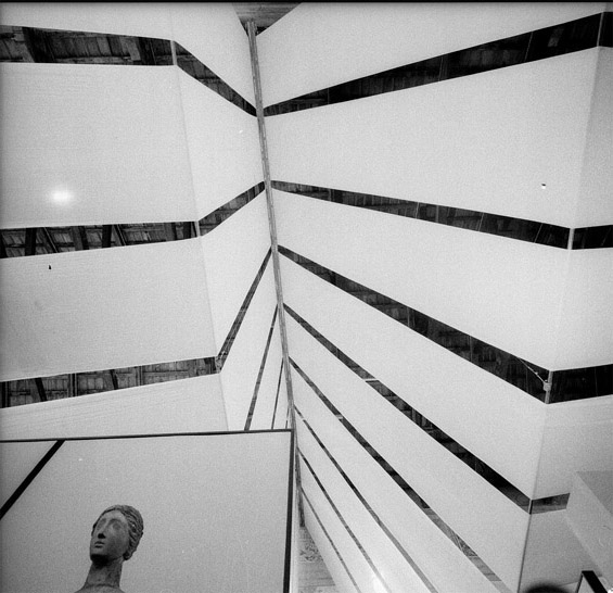 Allestimento “Arturo Martini”, Treviso.Veduta prospettica del soffitto della sala espositiva