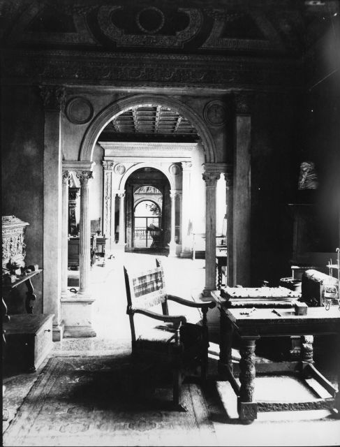 Infilata di stanze con portali ad arco in villa San Remigio