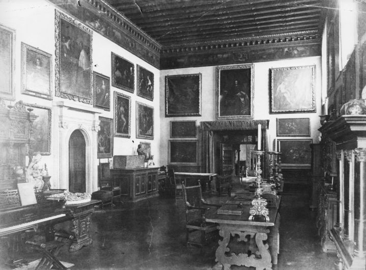 La sala della Musica di villa San Remigio, allestita a quadreria