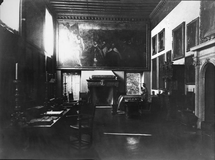 La sala della Musica di villa San Remigio con il dipinto di Palma il Giovane