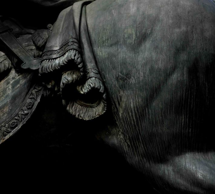 <b>Bronce domado.</b> Detail of the equestrian statue of Charles IV, Mexico City (2007).