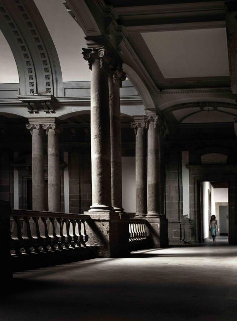<b>El año pasado en Minería.</b> Upper passage, or antechamber, in the staircase hall of the Colegio de Minería, Mexico City (2007).