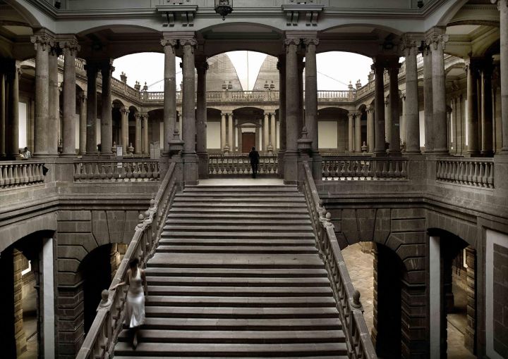 <b>Eurídice desciende definitivamente al mundo de los muertos.</b> Staircase hall, with the central staircase in the foreground and the courtyard in the background, Colegio de Minería, Mexico City (2007).
