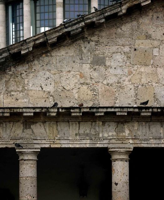 <b>Pajarera dórica.</b> Doric order, façade of the Hospicio Cabañas, Guadalajara (Mexico) (2007).