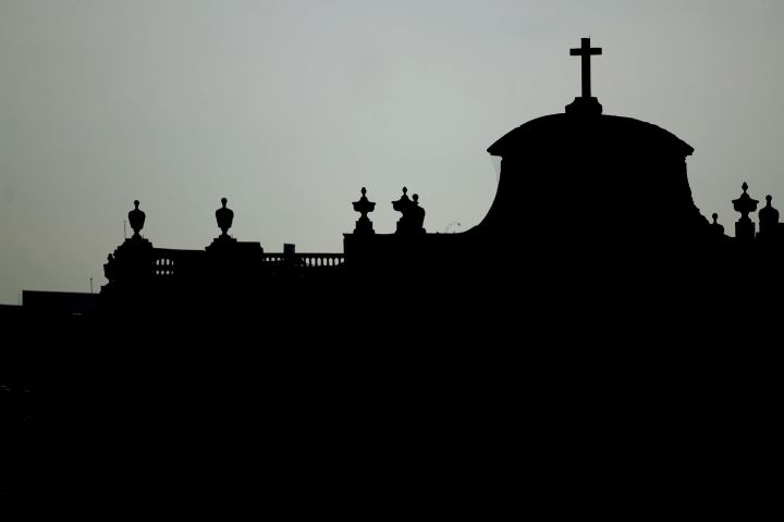 <b>Gólgota.</b> Vases and balustrade on one side of the cathedral, Mexico City (2007).