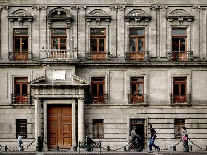 <b>Pasa la vida.</b> Main façade of a wing of the Colegio de Minería, Mexico City (2007).