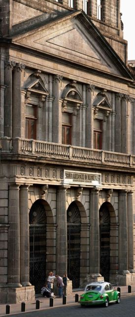 <b>La abominación de la desolación.</b> “Frontispiece” of the central body of the Colegio de Minería, Mexico City (2007).