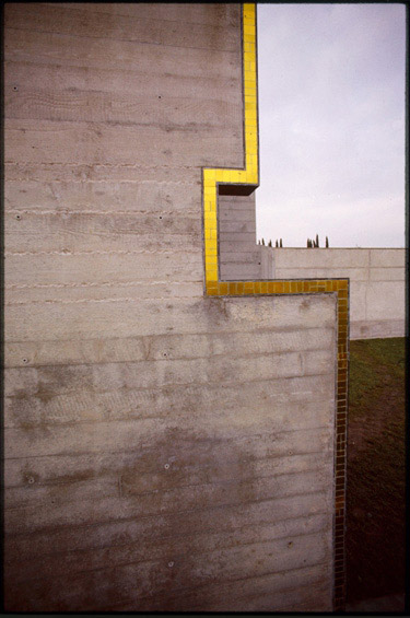 Complesso monumentale Brion, particolare del profilo del propileo con tessere di colore giallo