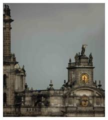 <b>El mascarón de proa.</b> Balcony and cube-shaped clock tower on the main façade of the cathedral, Mexico City (2007).