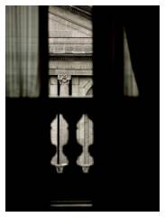 <b>Luz a cuchillo.</b> Window behind the balustrade of the National Gallery of Art facing a portion of the main façade of the Colegio de Minería, Mexico City (2007).