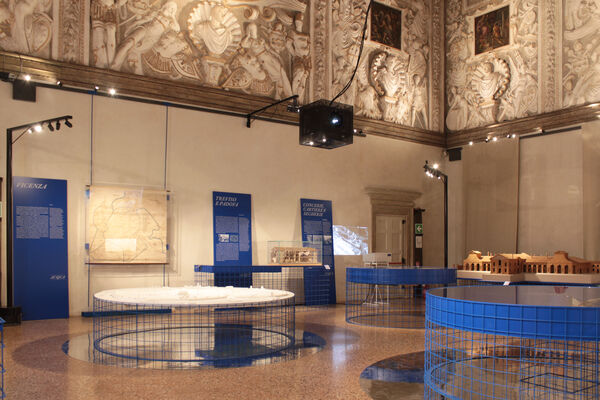 Veduta dell’allestimento della mostra nelle sale monumentali di palazzo Barbaran da Porto