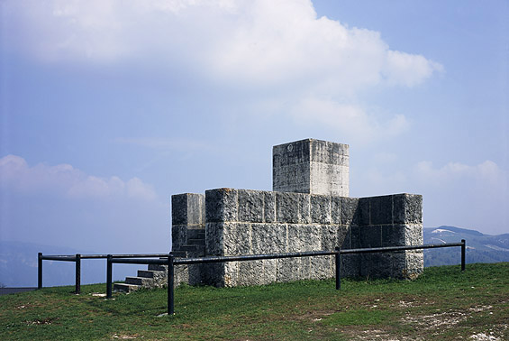monumento a Roberto Sarfatti sul col d’Echele