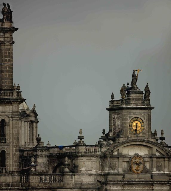 <b>El mascarón de proa.</b> Balconata e corpo cubico dell’orologio sulla facciata principale della cattedrale di Città del Messico (2007).